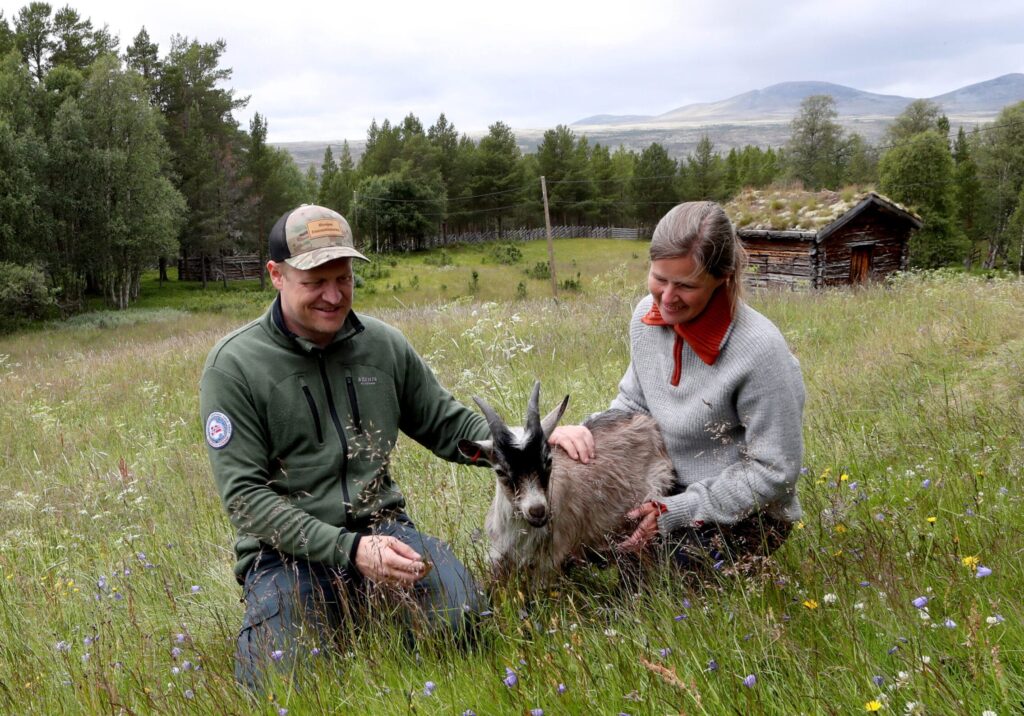 Jon Arve og Bente nyter sin nye tilværelse og ønsker alle hjertelig velkommen til Haugen gård. Foto: Harald Vingelsgaard