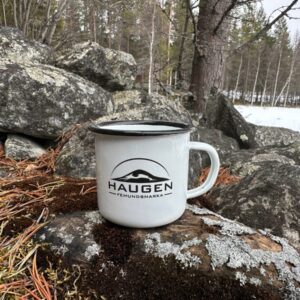 Emaljekopp i hvit og svartr med Haugen-logo